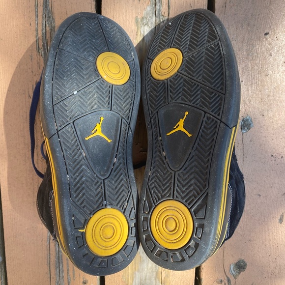 Jordan Sz 9 Men’s Basketball Shoes - Picture 3 of 4